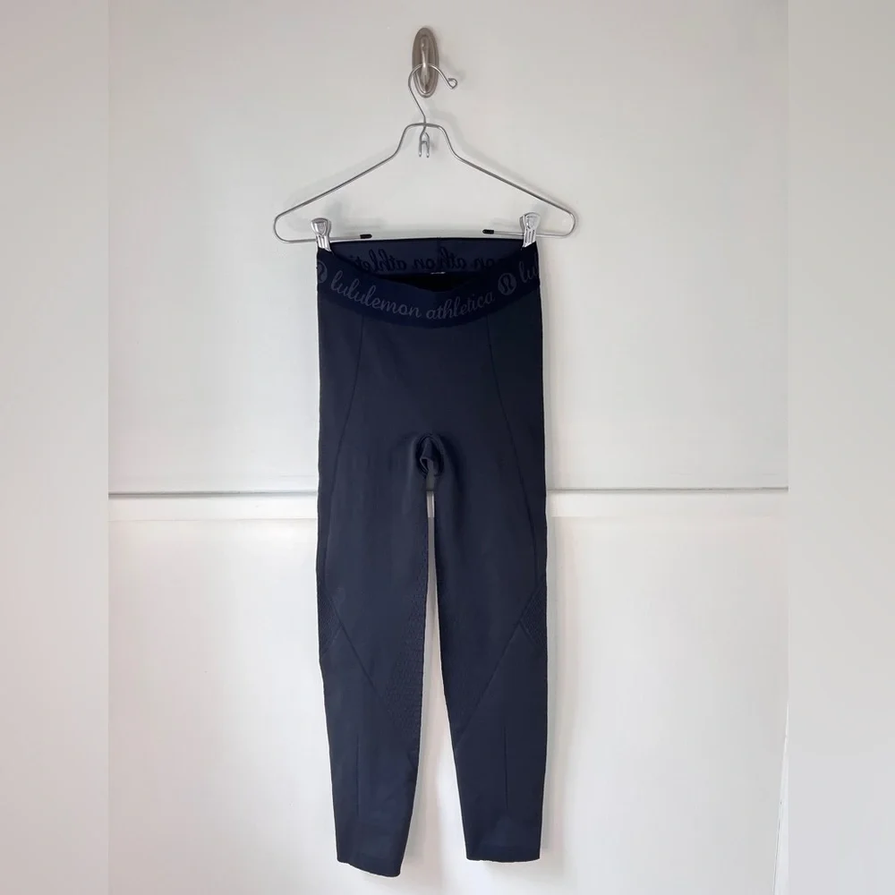 Lululemon Perforated Black Light Speed Crop